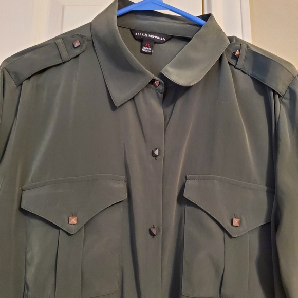 Rock & Republic Co. Button down top - Picture 4 of 8